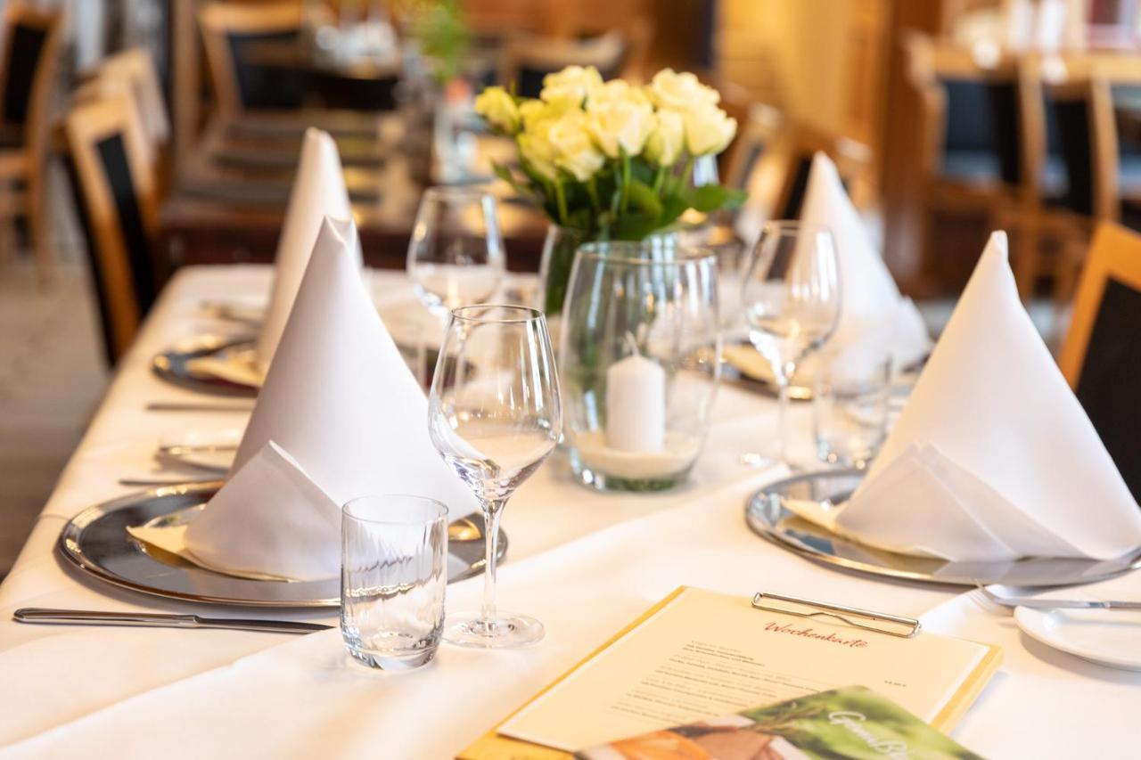 Hotel Restaurant Gruener Baum Und Altes Tor Bad Waldsee Exterior photo
