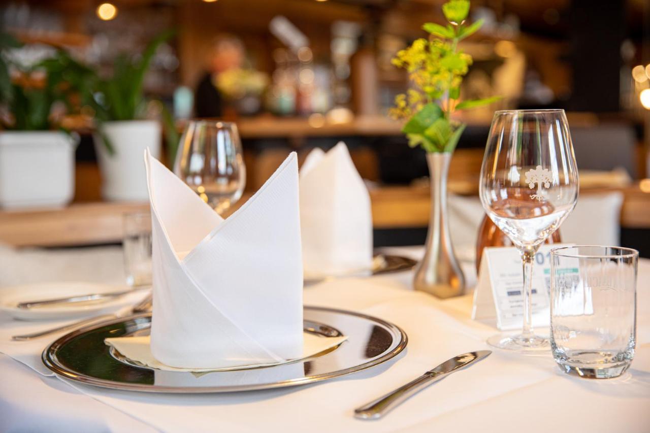Hotel Restaurant Gruener Baum Und Altes Tor Bad Waldsee Exterior photo