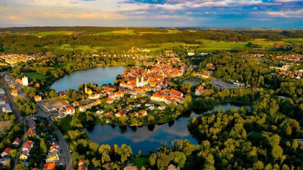 Hotel Restaurant Gruener Baum Und Altes Tor Bad Waldsee Exterior photo